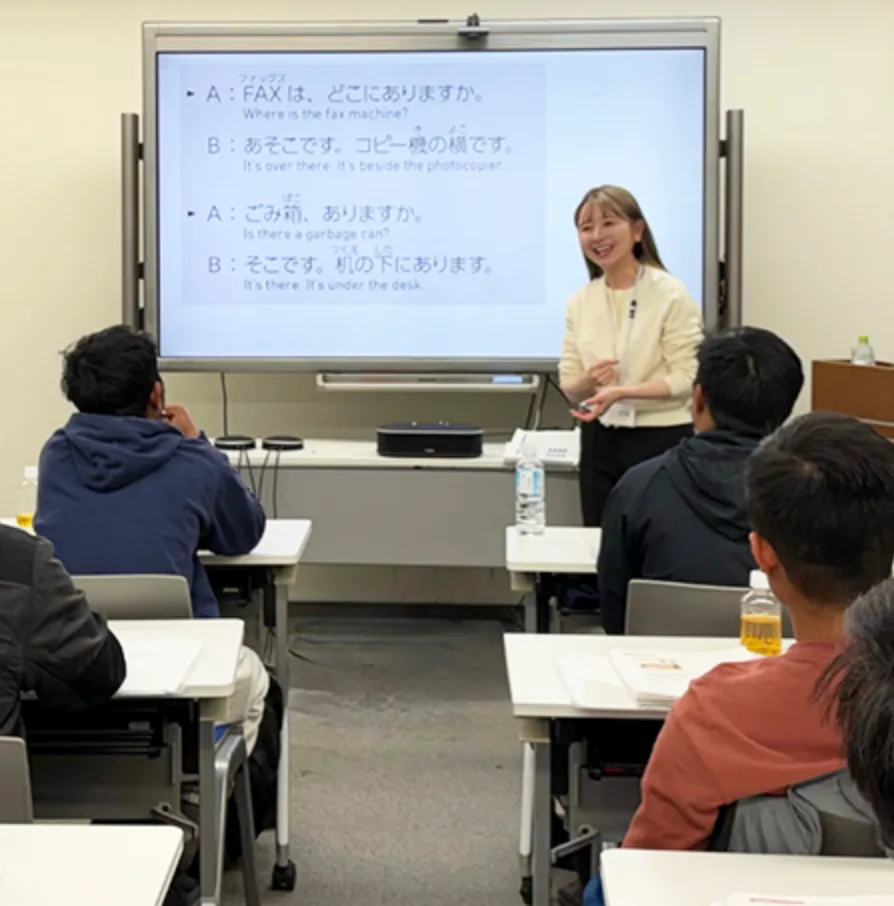 教室で受講者に日本語を教える講師