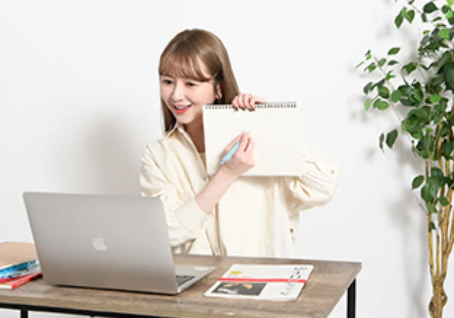 ノートパソコンで学ぶ女性