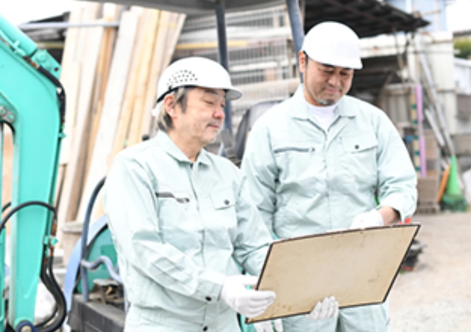 書類を確認する担当者と作業員